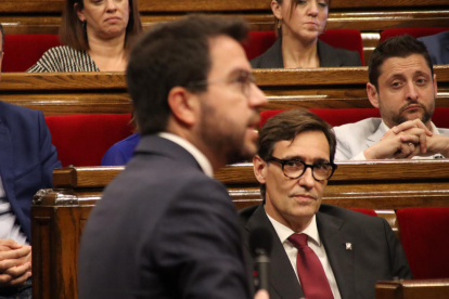 El líder del PSC, Salvador Illa, observant el president de la Generalitat, Pere Aragonès, a la sessió de control.