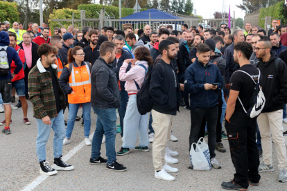 Treballadors d'Idiada, concentrats davant les instal·lacons.