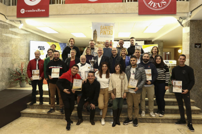 Imatge de grup de l'entrega de premis d'ahir, a l'Espai Llotja.