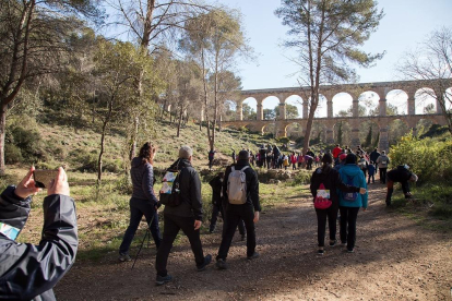 Els participants arriben al pont del diable.