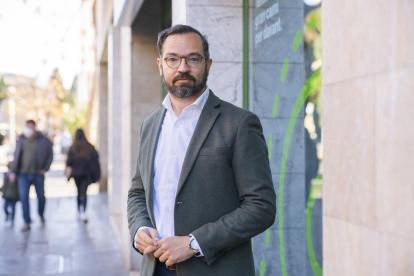 Fede Adan, davant la seu de l'entitat a Tarragona.