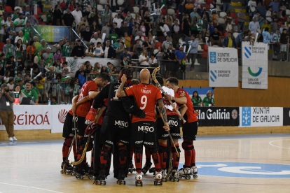 L'equip fent una pinya en el darrer partit de la final a Galícia.