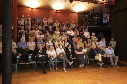 El Teatro el Magatzem se llenó para la presentación del libro.