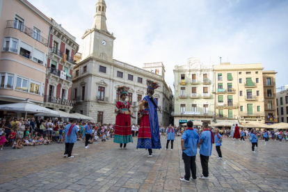 Imatge de la ballada de la Mulassa i els gegants a la plaça del Mercadal, ahir.