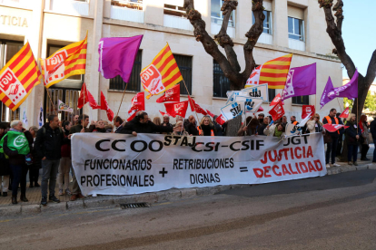Manifestants i representants sindicals en la protesta feta davant de l'Audiència de Tarragona.