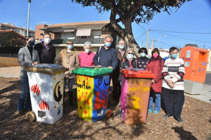 Els contenidors d'orgànica s'han reciclat com a punt d'alimentació per a felins.