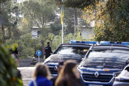 Policies munten guàrdia a prop de l'ambaixada ucraïnesa.