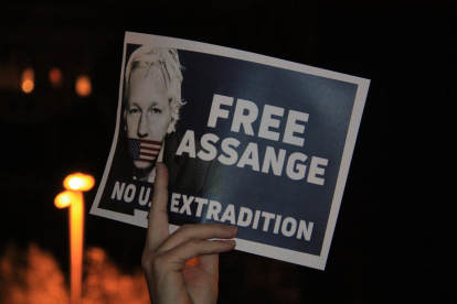 Pla detall d'una pancarta de suport a Julian Assange.