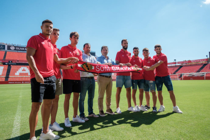 Els set fitxatges del Nàstic durant la presentació al Nou Estadi.