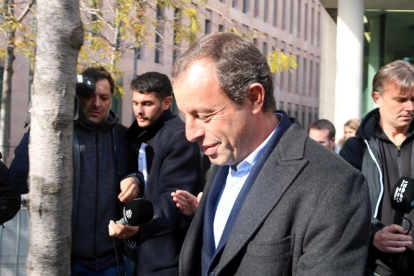 L'expresident del FC Barcelona, Sandro Rosell, sortint de la Ciutat de la Justícia.