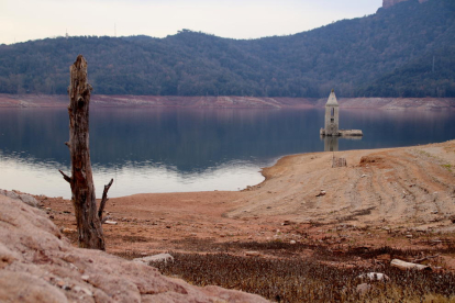 El campanario del pantano de Sau, visible por el bajo nivel de agua.