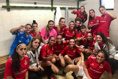 Les jugadores del Nàstic Femení celebrant la primera victòria del passat cap de setmana.