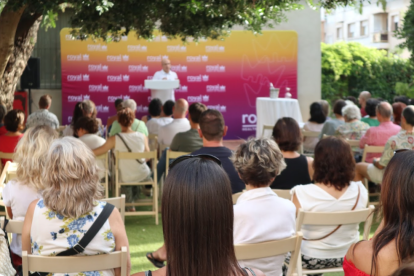 Gaspar Hernández dirigint-se al públic.