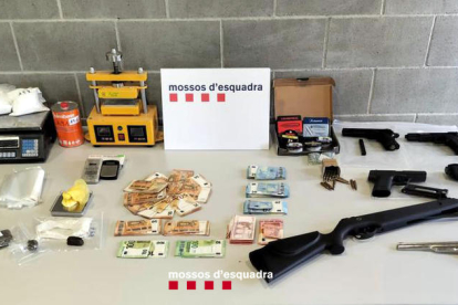 Les cinc armes, els 27.000€ en efectiu i part de la droga decomisada.