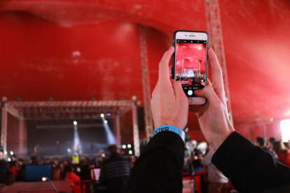 Un assistent al concert 10 de les Decennals.