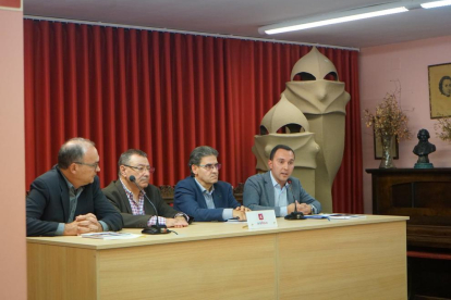 El secretario general de Ara Catalunya, Dani Rubio (a la derecha de la foto), durante la presentación del libro resumen de los 10 años de Ara Reus.