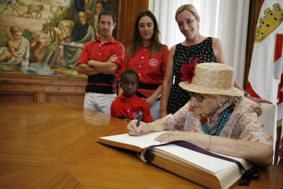 La dibuixant Pilarín Bayés amb l'alcaldessa de Valls, Dolors Farré, i representants de les dues colles castelleres, ahir al migdia.