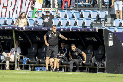El entrenador Raül Agné y su equipo al banquillo contra el Racing de Ferrol.