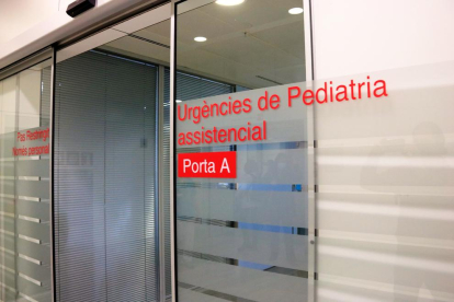 Porta d'entrada d'Urgències de Pediatria d'un Hospital.