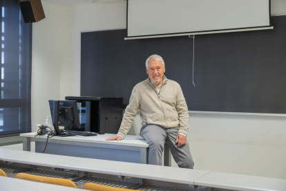 Josep Poblet en una de las aulas de la universidad donde imparte clases.