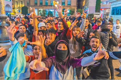 Centenars d'aficionats marroquins celebrant la victòria del seu equip a la plaça Prim de Reus.
