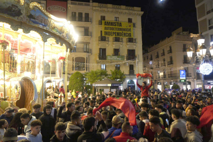 Centenares de aficionados marroquíes celebrando la victoria de su equipo a la plaza Prim de Reus.
