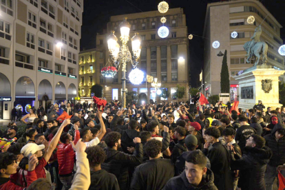 Centenares de aficionados marroquíes celebrando la victoria de su equipo a la plaza Prim de Reus.