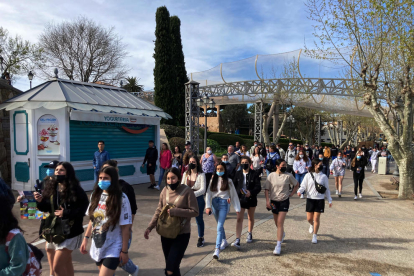 Visitantes paseando por PortAventura World en el primer día de la temporada 2022 Fecha de publicación: viernes 08 de abril del 2022, 13:12 Localización: Vila-seca Autor: Núria Torres/Mar Rovira