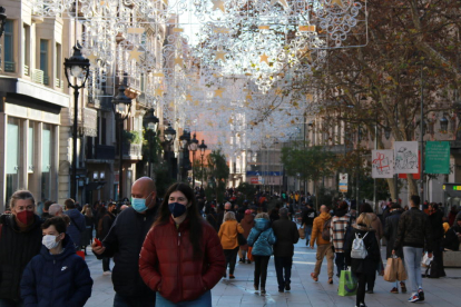 Gente con mascarilla paseando por el Portal de l'Àngel de Barcelona.