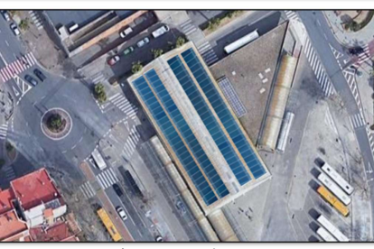 Imatge de com quedaria l'estació d'autobusos amb les instal·lacions solars fotovoltaiques.