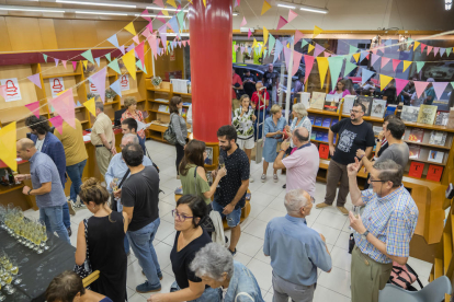 Desenes de persones van assistir a La Capona, on van poder prendre una copa de cava.