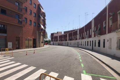 Imagen de una de las calles que ahora se ha habilitado con zona verde de aparcamiento en el Serrallo.