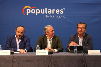 D'esquerra a dreta, el president del PP de Catalunya, Alejandro Fernández; el president del PP d'Aragó, Jorge Azcón; i el portaveu del PP a l'Ajuntament de Tarragona, José Luís Martín; durant un acte organtizat pel PP de Tarragona.