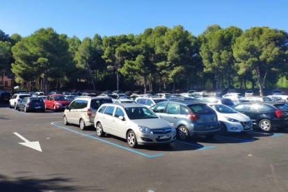 Vehicles aparcats a la zona blava.