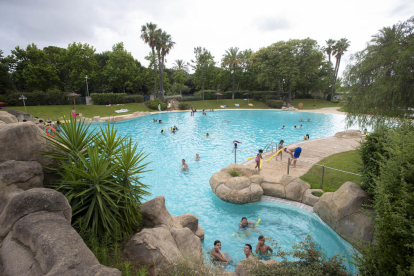Imatge del primer dia de les piscines municipals del Parc dels Capellans de Reus obertes, ahir.