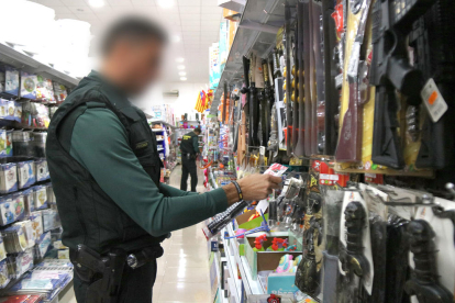 Un agent de la Guàrdia Civil de Tarragona inspeccionant joguines en un operatiu fet en un municipi de la demarcació.