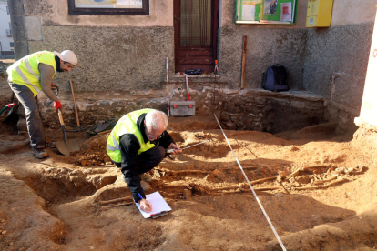 Los arqueólogos de Atrio durante las excavaciones de la necrópolis medieval de Salitja.