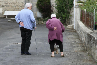 Imatge d'arxiu d'una parella caminant.
