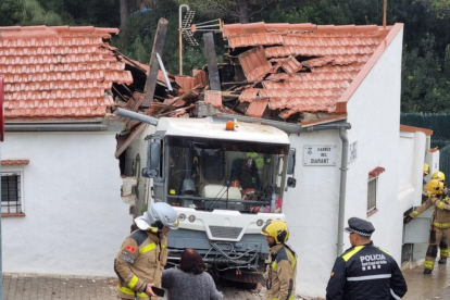 Vehicle de la neteja encastat contra una casa a Sant Cugat del Vallès.