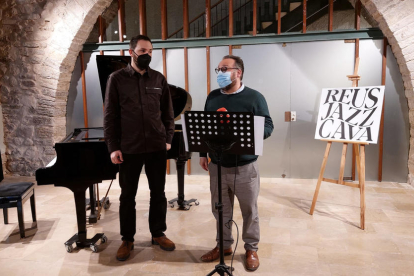 Daniel Recasens, regidor de Cultura i Política Lingüística de l'Ajuntament de Reus, i Lluís Capdevila, director artístic del Reus Jazz Cava, durant la presentació del segon cicle del certamen.