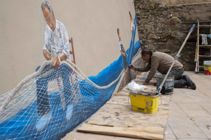 Imatge de la restauració del mural Verge del Carme del Serrallo.
