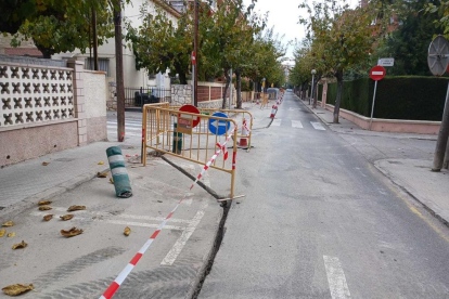 En la calle de Guillem de Montcada han empezado los trabajos por ampliar la acera.