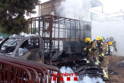 Imagen del estado del camión afectado por el fuego en el incendio.