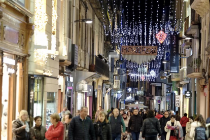Imagen de archivo de una calle de Reus con la decoración navideña.