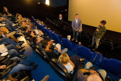 El director de la película dirigiéndose al público durante la presentación de 'Los renglones torcidos de Dios'