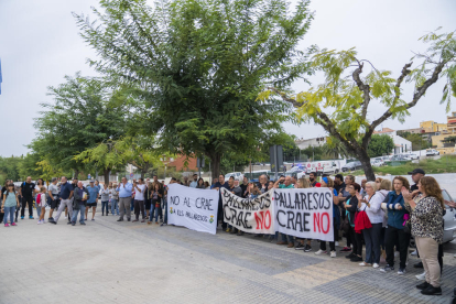 Els residents contraris a la instal·lació d'un Centre Residencial d'Acció Educativa es van concentrar ahir davant de l'Ajuntament.