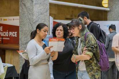 La 5a edició de la Fira de l'Ocupació Juvenil es va dur a terme a l'Espai Llotja de Reus.