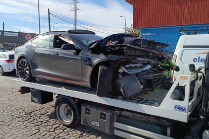 Imatge de la retirada del Tesla accidentat.