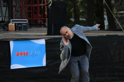 El coreògraf Roberto Oliván durant una actuació.