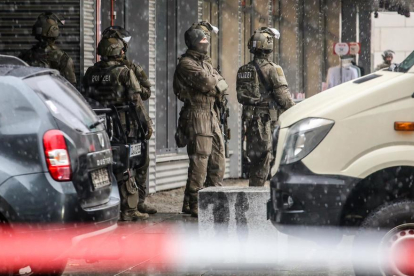 Los miembros de una unidad especial de la fuerza especial de la policía aseguran el área cerca de un centro comercial en Dresden, Alemania.
